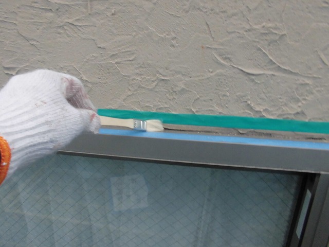 マスキングテープで養生してプライマー塗布